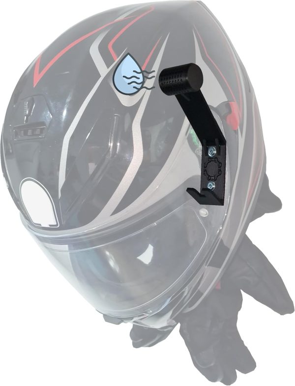 Un casco de motocicleta con un elegante diseño en negro y rojo, equipado con un pequeño micrófono cilíndrico negro montado en el lado izquierdo. El casco cuenta con una visera transparente y un ícono que se asemeja a una gota de agua cerca del micrófono. Debajo se ven unos guantes negros. Para el mantenimiento, considere usar el Soporte Casco Moto Pared Deshumidificador: es resistente y discreto con un depósito de gel de sílice para absorber la humedad dentro del casco, además de ganchos para llaves y materiales de instalación incluidos (Negro, 1).